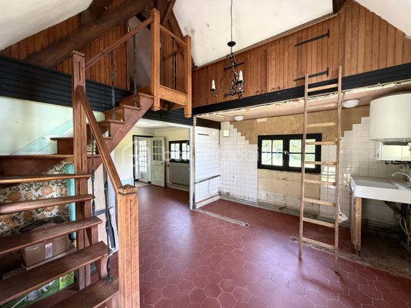 À seulement quelques minutes du centre de Beaumont-le-Roger, découvrez cette charmante maison familiale de 128 m2 habitables ( 145 m2 au sol ), implantée sur un superbe terrain arboré de 3 847 m2 offrant un cadre de vie paisible et verdoyant.

Au rez-de-chaussée, vous serez séduits par une pièce de vie lumineuse de 38 m2, prolongée par une cuisine de 24 m2, suivi d'une pièce dédiée à l'ancienne chaufferie et une véranda de 15 m2. Une salle de bain ainsi qu'un wc indépendant complète ce niveau.

À l'étage, un palier dessert trois chambres, chacune disposant d'un point d'eau.

À l'extérieur, vous tomberez son le charme de ce magnifique jardin offrant un accès direct à la forêt. Vous profiterez également d'une piscine de 3 x 8 m. 

La propriété dispose également d'un grand garage et d'une cave. Deux dépendances de 18 m2 et 43 m2 à restaurer, offrant un beau potentiel pour la création de logement ou autre selon vos envies.

Côté équipement, la maison bénéficie d'une pompe à chaleur et d'un ballon dynamique installés en 2021. Des panneaux solaire viennent compléter les prestations de ce bien ainsi que deux cheminées.

Une visite filmée est disponible sur YT ( ELISE SOARES immobilier ).