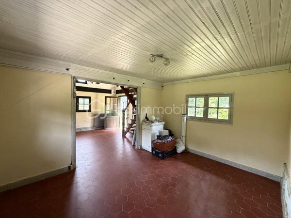 À seulement quelques minutes du centre de Beaumont-le-Roger, découvrez cette charmante maison familiale de 128 m2 habitables ( 145 m2 au sol ), implantée sur un superbe terrain arboré de 3 847 m2 offrant un cadre de vie paisible et verdoyant.

Au rez-de-chaussée, vous serez séduits par une pièce de vie lumineuse de 38 m2, prolongée par une cuisine de 24 m2, suivi d'une pièce dédiée à l'ancienne chaufferie et une véranda de 15 m2. Une salle de bain ainsi qu'un wc indépendant complète ce niveau.

À l'étage, un palier dessert trois chambres, chacune disposant d'un point d'eau.

À l'extérieur, vous tomberez son le charme de ce magnifique jardin offrant un accès direct à la forêt. Vous profiterez également d'une piscine de 3 x 8 m. 

La propriété dispose également d'un grand garage et d'une cave. Deux dépendances de 18 m2 et 43 m2 à restaurer, offrant un beau potentiel pour la création de logement ou autre selon vos envies.

Côté équipement, la maison bénéficie d'une pompe à chaleur et d'un ballon dynamique installés en 2021. Des panneaux solaire viennent compléter les prestations de ce bien ainsi que deux cheminées.

Une visite filmée est disponible sur YT ( ELISE SOARES immobilier ).