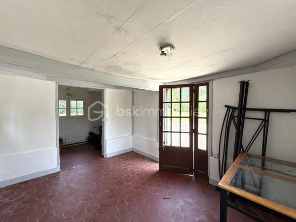 À seulement quelques minutes du centre de Beaumont-le-Roger, découvrez cette charmante maison familiale de 128 m2 habitables ( 145 m2 au sol ), implantée sur un superbe terrain arboré de 3 847 m2 offrant un cadre de vie paisible et verdoyant.

Au rez-de-chaussée, vous serez séduits par une pièce de vie lumineuse de 38 m2, prolongée par une cuisine de 24 m2, suivi d'une pièce dédiée à l'ancienne chaufferie et une véranda de 15 m2. Une salle de bain ainsi qu'un wc indépendant complète ce niveau.

À l'étage, un palier dessert trois chambres, chacune disposant d'un point d'eau.

À l'extérieur, vous tomberez son le charme de ce magnifique jardin offrant un accès direct à la forêt. Vous profiterez également d'une piscine de 3 x 8 m. 

La propriété dispose également d'un grand garage et d'une cave. Deux dépendances de 18 m2 et 43 m2 à restaurer, offrant un beau potentiel pour la création de logement ou autre selon vos envies.

Côté équipement, la maison bénéficie d'une pompe à chaleur et d'un ballon dynamique installés en 2021. Des panneaux solaire viennent compléter les prestations de ce bien ainsi que deux cheminées.

Une visite filmée est disponible sur YT ( ELISE SOARES immobilier ).