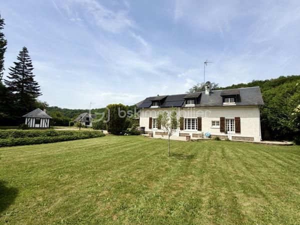 À seulement quelques minutes du centre de Beaumont-le-Roger, découvrez cette charmante maison familiale de 128 m2 habitables ( 145 m2 au sol ), implantée sur un superbe terrain arboré de 3 847 m2 offrant un cadre de vie paisible et verdoyant.

Au rez-de-chaussée, vous serez séduits par une pièce de vie lumineuse de 38 m2, prolongée par une cuisine de 24 m2, suivi d'une pièce dédiée à l'ancienne chaufferie et une véranda de 15 m2. Une salle de bain ainsi qu'un wc indépendant complète ce niveau.

À l'étage, un palier dessert trois chambres, chacune disposant d'un point d'eau.

À l'extérieur, vous tomberez son le charme de ce magnifique jardin offrant un accès direct à la forêt. Vous profiterez également d'une piscine de 3 x 8 m. 

La propriété dispose également d'un grand garage et d'une cave. Deux dépendances de 18 m2 et 43 m2 à restaurer, offrant un beau potentiel pour la création de logement ou autre selon vos envies.

Côté équipement, la maison bénéficie d'une pompe à chaleur et d'un ballon dynamique installés en 2021. Des panneaux solaire viennent compléter les prestations de ce bien ainsi que deux cheminées.

Une visite filmée est disponible sur YT ( ELISE SOARES immobilier ).
