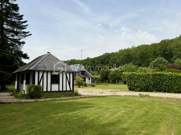 À seulement quelques minutes du centre de Beaumont-le-Roger, découvrez cette charmante maison familiale de 128 m2 habitables ( 145 m2 au sol ), implantée sur un superbe terrain arboré de 3 847 m2 offrant un cadre de vie paisible et verdoyant.

Au rez-de-chaussée, vous serez séduits par une pièce de vie lumineuse de 38 m2, prolongée par une cuisine de 24 m2, suivi d'une pièce dédiée à l'ancienne chaufferie et une véranda de 15 m2. Une salle de bain ainsi qu'un wc indépendant complète ce niveau.

À l'étage, un palier dessert trois chambres, chacune disposant d'un point d'eau.

À l'extérieur, vous tomberez son le charme de ce magnifique jardin offrant un accès direct à la forêt. Vous profiterez également d'une piscine de 3 x 8 m. 

La propriété dispose également d'un grand garage et d'une cave. Deux dépendances de 18 m2 et 43 m2 à restaurer, offrant un beau potentiel pour la création de logement ou autre selon vos envies.

Côté équipement, la maison bénéficie d'une pompe à chaleur et d'un ballon dynamique installés en 2021. Des panneaux solaire viennent compléter les prestations de ce bien ainsi que deux cheminées.

Une visite filmée est disponible sur YT ( ELISE SOARES immobilier ).