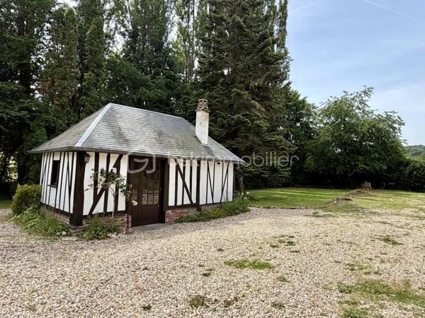 À seulement quelques minutes du centre de Beaumont-le-Roger, découvrez cette charmante maison familiale de 128 m2 habitables ( 145 m2 au sol ), implantée sur un superbe terrain arboré de 3 847 m2 offrant un cadre de vie paisible et verdoyant.

Au rez-de-chaussée, vous serez séduits par une pièce de vie lumineuse de 38 m2, prolongée par une cuisine de 24 m2, suivi d'une pièce dédiée à l'ancienne chaufferie et une véranda de 15 m2. Une salle de bain ainsi qu'un wc indépendant complète ce niveau.

À l'étage, un palier dessert trois chambres, chacune disposant d'un point d'eau.

À l'extérieur, vous tomberez son le charme de ce magnifique jardin offrant un accès direct à la forêt. Vous profiterez également d'une piscine de 3 x 8 m. 

La propriété dispose également d'un grand garage et d'une cave. Deux dépendances de 18 m2 et 43 m2 à restaurer, offrant un beau potentiel pour la création de logement ou autre selon vos envies.

Côté équipement, la maison bénéficie d'une pompe à chaleur et d'un ballon dynamique installés en 2021. Des panneaux solaire viennent compléter les prestations de ce bien ainsi que deux cheminées.

Une visite filmée est disponible sur YT ( ELISE SOARES immobilier ).