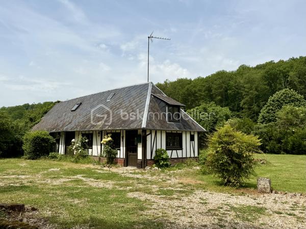 À seulement quelques minutes du centre de Beaumont-le-Roger, découvrez cette charmante maison familiale de 128 m2 habitables ( 145 m2 au sol ), implantée sur un superbe terrain arboré de 3 847 m2 offrant un cadre de vie paisible et verdoyant.

Au rez-de-chaussée, vous serez séduits par une pièce de vie lumineuse de 38 m2, prolongée par une cuisine de 24 m2, suivi d'une pièce dédiée à l'ancienne chaufferie et une véranda de 15 m2. Une salle de bain ainsi qu'un wc indépendant complète ce niveau.

À l'étage, un palier dessert trois chambres, chacune disposant d'un point d'eau.

À l'extérieur, vous tomberez son le charme de ce magnifique jardin offrant un accès direct à la forêt. Vous profiterez également d'une piscine de 3 x 8 m. 

La propriété dispose également d'un grand garage et d'une cave. Deux dépendances de 18 m2 et 43 m2 à restaurer, offrant un beau potentiel pour la création de logement ou autre selon vos envies.

Côté équipement, la maison bénéficie d'une pompe à chaleur et d'un ballon dynamique installés en 2021. Des panneaux solaire viennent compléter les prestations de ce bien ainsi que deux cheminées.

Une visite filmée est disponible sur YT ( ELISE SOARES immobilier ).
