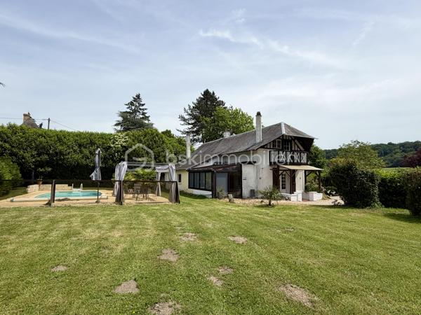 À seulement quelques minutes du centre de Beaumont-le-Roger, découvrez cette charmante maison familiale de 128 m2 habitables ( 145 m2 au sol ), implantée sur un superbe terrain arboré de 3 847 m2 offrant un cadre de vie paisible et verdoyant.

Au rez-de-chaussée, vous serez séduits par une pièce de vie lumineuse de 38 m2, prolongée par une cuisine de 24 m2, suivi d'une pièce dédiée à l'ancienne chaufferie et une véranda de 15 m2. Une salle de bain ainsi qu'un wc indépendant complète ce niveau.

À l'étage, un palier dessert trois chambres, chacune disposant d'un point d'eau.

À l'extérieur, vous tomberez son le charme de ce magnifique jardin offrant un accès direct à la forêt. Vous profiterez également d'une piscine de 3 x 8 m. 

La propriété dispose également d'un grand garage et d'une cave. Deux dépendances de 18 m2 et 43 m2 à restaurer, offrant un beau potentiel pour la création de logement ou autre selon vos envies.

Côté équipement, la maison bénéficie d'une pompe à chaleur et d'un ballon dynamique installés en 2021. Des panneaux solaire viennent compléter les prestations de ce bien ainsi que deux cheminées.

Une visite filmée est disponible sur YT ( ELISE SOARES immobilier ).