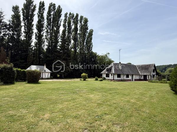 À seulement quelques minutes du centre de Beaumont-le-Roger, découvrez cette charmante maison familiale de 128 m2 habitables ( 145 m2 au sol ), implantée sur un superbe terrain arboré de 3 847 m2 offrant un cadre de vie paisible et verdoyant.

Au rez-de-chaussée, vous serez séduits par une pièce de vie lumineuse de 38 m2, prolongée par une cuisine de 24 m2, suivi d'une pièce dédiée à l'ancienne chaufferie et une véranda de 15 m2. Une salle de bain ainsi qu'un wc indépendant complète ce niveau.

À l'étage, un palier dessert trois chambres, chacune disposant d'un point d'eau.

À l'extérieur, vous tomberez son le charme de ce magnifique jardin offrant un accès direct à la forêt. Vous profiterez également d'une piscine de 3 x 8 m. 

La propriété dispose également d'un grand garage et d'une cave. Deux dépendances de 18 m2 et 43 m2 à restaurer, offrant un beau potentiel pour la création de logement ou autre selon vos envies.

Côté équipement, la maison bénéficie d'une pompe à chaleur et d'un ballon dynamique installés en 2021. Des panneaux solaire viennent compléter les prestations de ce bien ainsi que deux cheminées.

Une visite filmée est disponible sur YT ( ELISE SOARES immobilier ).