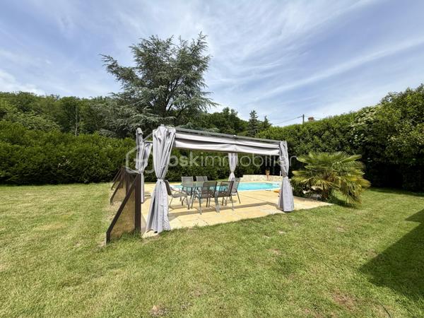 À seulement quelques minutes du centre de Beaumont-le-Roger, découvrez cette charmante maison familiale de 128 m2 habitables ( 145 m2 au sol ), implantée sur un superbe terrain arboré de 3 847 m2 offrant un cadre de vie paisible et verdoyant.

Au rez-de-chaussée, vous serez séduits par une pièce de vie lumineuse de 38 m2, prolongée par une cuisine de 24 m2, suivi d'une pièce dédiée à l'ancienne chaufferie et une véranda de 15 m2. Une salle de bain ainsi qu'un wc indépendant complète ce niveau.

À l'étage, un palier dessert trois chambres, chacune disposant d'un point d'eau.

À l'extérieur, vous tomberez son le charme de ce magnifique jardin offrant un accès direct à la forêt. Vous profiterez également d'une piscine de 3 x 8 m. 

La propriété dispose également d'un grand garage et d'une cave. Deux dépendances de 18 m2 et 43 m2 à restaurer, offrant un beau potentiel pour la création de logement ou autre selon vos envies.

Côté équipement, la maison bénéficie d'une pompe à chaleur et d'un ballon dynamique installés en 2021. Des panneaux solaire viennent compléter les prestations de ce bien ainsi que deux cheminées.

Une visite filmée est disponible sur YT ( ELISE SOARES immobilier ).