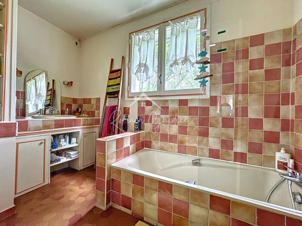 Saint-Georges-de-Luzençon (12100) MAISON DE 247 M² SUR SON PARC DE 2856 M²