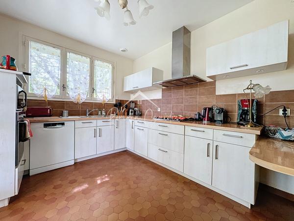 Saint-Georges-de-Luzençon (12100) MAISON DE 247 M² SUR SON PARC DE 2856 M²