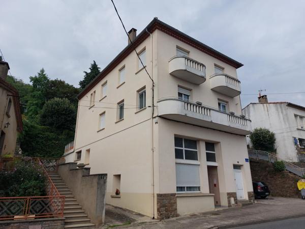 Immeuble comprenant 4 appartements et un garage.