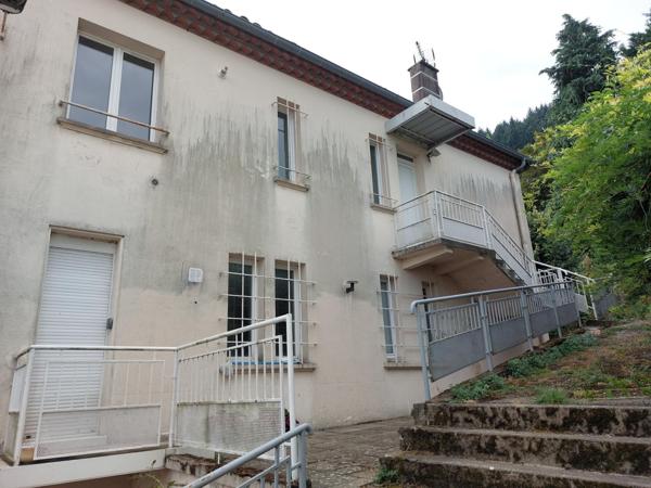 Immeuble comprenant 4 appartements et un garage.