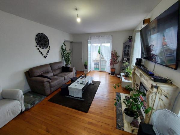 Immeuble comprenant 4 appartements et un garage.