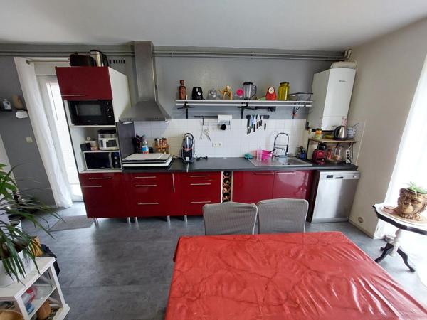 Immeuble comprenant 4 appartements et un garage.