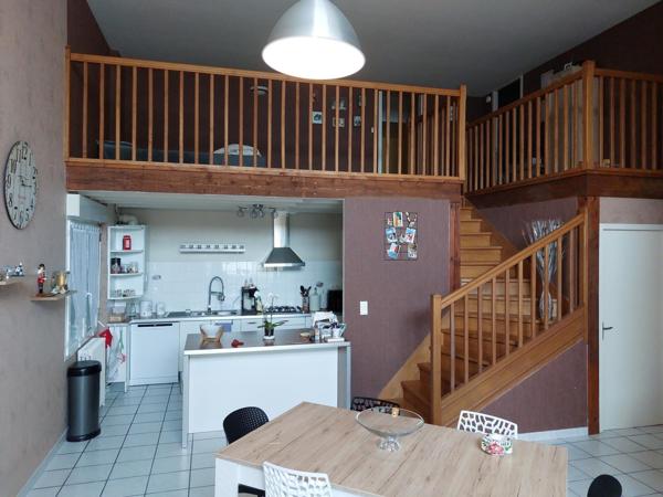 Immeuble comprenant 4 appartements et un garage.