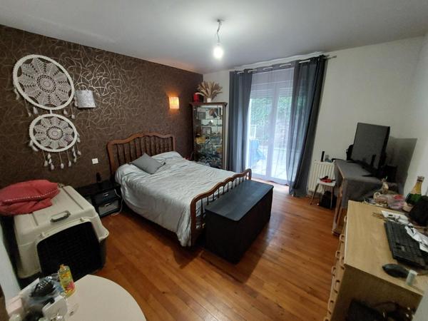 Immeuble comprenant 4 appartements et un garage.