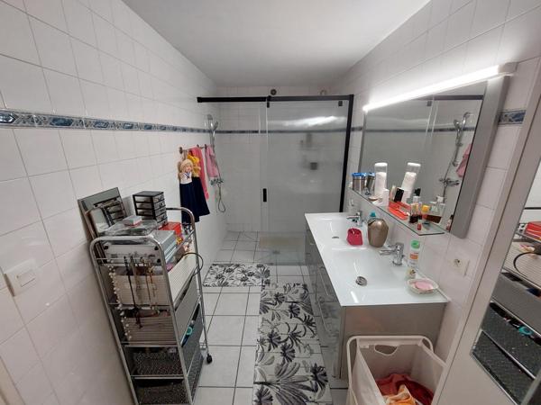 Immeuble comprenant 4 appartements et un garage.