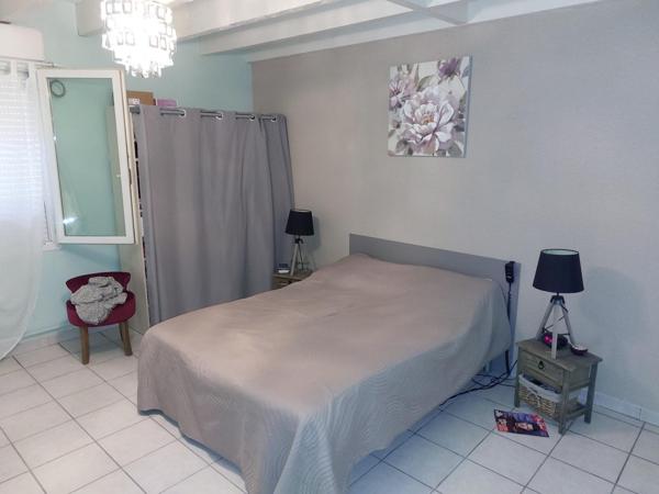 Immeuble comprenant 4 appartements et un garage.