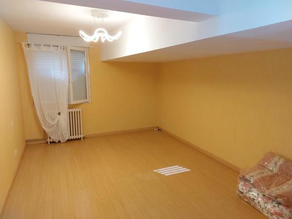 Immeuble comprenant 4 appartements et un garage.