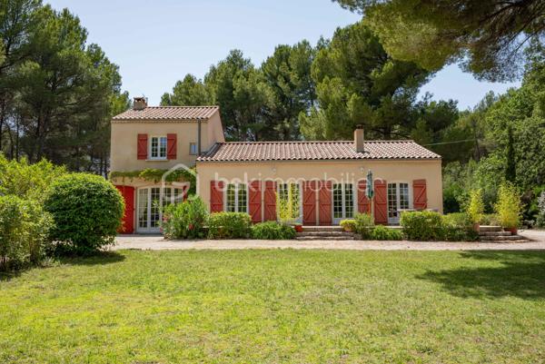 À seulement quelques minutes du centre du village d’Éguilles et à proximité immédiate d’Aix-en-Provence, cette propriété offre avant tout ce qui devient aujourd’hui particulièrement recherché : le calme, l’espace et un environnement naturel préservé.

Implantée sur un magnifique terrain arboré de plus de 4 200 m², entièrement clôturé avec arrosage automatique alimenté par le Canal de Provence, la maison bénéficie d’un cadre verdoyant, bucolique et sans nuisance.

UNE MAISON FAMILIALE PLEINE DE CHARME
La maison principale développe environ 143 m² habitables et propose une organisation fonctionnelle permettant une vie de plain-pied.
Elle se compose notamment :
d’un salon traversant lumineux de 27 m²,
d’une salle à manger avec cheminée ouverte de 29 m²,
d’une cuisine indépendante,
de trois chambres,
d’une salle d’eau,
puis à l’étage, d’une suite parentale lumineuse de 24 m² avec salle de bain privative et toilettes.

DES ESPACES ANNEXES AUX MULTIPLES POSSIBILITÉS
La propriété dispose également :
d’une première annexe de 20 m²,
d’une seconde annexe de 24 m², idéales pour accueillir famille et amis ou créer un espace de travail, de télétravail ou de loisirs,
d’un atelier de 16 m²,
ainsi que d’un abri voitures.
La surface utile totale avoisine ainsi les 185 m².

UNE MAISON À RÉINVENTER
Cette propriété possède une véritable âme et beaucoup de caractère.
Des travaux de rénovation importants seront à prévoir, mais le potentiel du lieu, son environnement exceptionnel et ses possibilités d’évolution en font une belle opportunité pour des acquéreurs en recherche d’un projet de vie à personnaliser.

Possibilités d’extension validées par l’urbanisme :
surélévation d’environ 40 m²,
ou extension au sol d’environ 30 m² attenants à la maison.

UN EXTÉRIEUR PRIVILÉGIÉ
Le terrain accueille :
une piscine 6 x 4 m,
plusieurs espaces de détente à l’ombre des arbres.
Un lieu paisible et inspirant, à seulement quelques minutes d’Aix-en-Provence.

UNE SITUATION IDÉALE
À 2 km du centre d’Éguilles et des commerces,
À proximité des bus scolaires et des lignes de ville,
À 10 minutes d’Aix-en-Provence,
À 20 minutes de la gare TGV,
À 30 minutes de l’aéroport.

UN BIEN RARE PAR SON ENVIRONNEMENT
Une propriété pleine de potentiel, idéale pour ceux qui souhaitent redonner vie à une maison de caractère dans un cadre naturel particulièrement recherché.