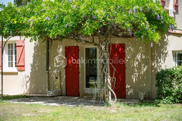 À seulement quelques minutes du centre du village d’Éguilles et à proximité immédiate d’Aix-en-Provence, cette propriété offre avant tout ce qui devient aujourd’hui particulièrement recherché : le calme, l’espace et un environnement naturel préservé.

Implantée sur un magnifique terrain arboré de plus de 4 200 m², entièrement clôturé avec arrosage automatique alimenté par le Canal de Provence, la maison bénéficie d’un cadre verdoyant, bucolique et sans nuisance.

UNE MAISON FAMILIALE PLEINE DE CHARME
La maison principale développe environ 143 m² habitables et propose une organisation fonctionnelle permettant une vie de plain-pied.
Elle se compose notamment :
d’un salon traversant lumineux de 27 m²,
d’une salle à manger avec cheminée ouverte de 29 m²,
d’une cuisine indépendante,
de trois chambres,
d’une salle d’eau,
puis à l’étage, d’une suite parentale lumineuse de 24 m² avec salle de bain privative et toilettes.

DES ESPACES ANNEXES AUX MULTIPLES POSSIBILITÉS
La propriété dispose également :
d’une première annexe de 20 m²,
d’une seconde annexe de 24 m², idéales pour accueillir famille et amis ou créer un espace de travail, de télétravail ou de loisirs,
d’un atelier de 16 m²,
ainsi que d’un abri voitures.
La surface utile totale avoisine ainsi les 185 m².

UNE MAISON À RÉINVENTER
Cette propriété possède une véritable âme et beaucoup de caractère.
Des travaux de rénovation importants seront à prévoir, mais le potentiel du lieu, son environnement exceptionnel et ses possibilités d’évolution en font une belle opportunité pour des acquéreurs en recherche d’un projet de vie à personnaliser.

Possibilités d’extension validées par l’urbanisme :
surélévation d’environ 40 m²,
ou extension au sol d’environ 30 m² attenants à la maison.

UN EXTÉRIEUR PRIVILÉGIÉ
Le terrain accueille :
une piscine 6 x 4 m,
plusieurs espaces de détente à l’ombre des arbres.
Un lieu paisible et inspirant, à seulement quelques minutes d’Aix-en-Provence.

UNE SITUATION IDÉALE
À 2 km du centre d’Éguilles et des commerces,
À proximité des bus scolaires et des lignes de ville,
À 10 minutes d’Aix-en-Provence,
À 20 minutes de la gare TGV,
À 30 minutes de l’aéroport.

UN BIEN RARE PAR SON ENVIRONNEMENT
Une propriété pleine de potentiel, idéale pour ceux qui souhaitent redonner vie à une maison de caractère dans un cadre naturel particulièrement recherché.