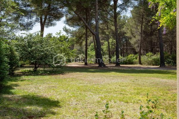 À seulement quelques minutes du centre du village d’Éguilles et à proximité immédiate d’Aix-en-Provence, cette propriété offre avant tout ce qui devient aujourd’hui particulièrement recherché : le calme, l’espace et un environnement naturel préservé.

Implantée sur un magnifique terrain arboré de plus de 4 200 m², entièrement clôturé avec arrosage automatique alimenté par le Canal de Provence, la maison bénéficie d’un cadre verdoyant, bucolique et sans nuisance.

UNE MAISON FAMILIALE PLEINE DE CHARME
La maison principale développe environ 143 m² habitables et propose une organisation fonctionnelle permettant une vie de plain-pied.
Elle se compose notamment :
d’un salon traversant lumineux de 27 m²,
d’une salle à manger avec cheminée ouverte de 29 m²,
d’une cuisine indépendante,
de trois chambres,
d’une salle d’eau,
puis à l’étage, d’une suite parentale lumineuse de 24 m² avec salle de bain privative et toilettes.

DES ESPACES ANNEXES AUX MULTIPLES POSSIBILITÉS
La propriété dispose également :
d’une première annexe de 20 m²,
d’une seconde annexe de 24 m², idéales pour accueillir famille et amis ou créer un espace de travail, de télétravail ou de loisirs,
d’un atelier de 16 m²,
ainsi que d’un abri voitures.
La surface utile totale avoisine ainsi les 185 m².

UNE MAISON À RÉINVENTER
Cette propriété possède une véritable âme et beaucoup de caractère.
Des travaux de rénovation importants seront à prévoir, mais le potentiel du lieu, son environnement exceptionnel et ses possibilités d’évolution en font une belle opportunité pour des acquéreurs en recherche d’un projet de vie à personnaliser.

Possibilités d’extension validées par l’urbanisme :
surélévation d’environ 40 m²,
ou extension au sol d’environ 30 m² attenants à la maison.

UN EXTÉRIEUR PRIVILÉGIÉ
Le terrain accueille :
une piscine 6 x 4 m,
plusieurs espaces de détente à l’ombre des arbres.
Un lieu paisible et inspirant, à seulement quelques minutes d’Aix-en-Provence.

UNE SITUATION IDÉALE
À 2 km du centre d’Éguilles et des commerces,
À proximité des bus scolaires et des lignes de ville,
À 10 minutes d’Aix-en-Provence,
À 20 minutes de la gare TGV,
À 30 minutes de l’aéroport.

UN BIEN RARE PAR SON ENVIRONNEMENT
Une propriété pleine de potentiel, idéale pour ceux qui souhaitent redonner vie à une maison de caractère dans un cadre naturel particulièrement recherché.