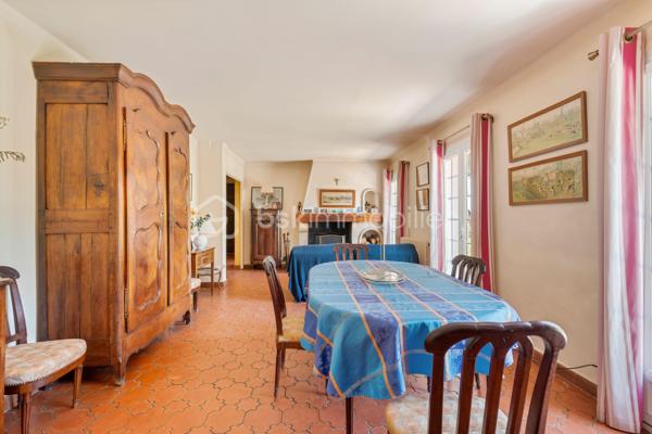 À seulement quelques minutes du centre du village d’Éguilles et à proximité immédiate d’Aix-en-Provence, cette propriété offre avant tout ce qui devient aujourd’hui particulièrement recherché : le calme, l’espace et un environnement naturel préservé.

Implantée sur un magnifique terrain arboré de plus de 4 200 m², entièrement clôturé avec arrosage automatique alimenté par le Canal de Provence, la maison bénéficie d’un cadre verdoyant, bucolique et sans nuisance.

UNE MAISON FAMILIALE PLEINE DE CHARME
La maison principale développe environ 143 m² habitables et propose une organisation fonctionnelle permettant une vie de plain-pied.
Elle se compose notamment :
d’un salon traversant lumineux de 27 m²,
d’une salle à manger avec cheminée ouverte de 29 m²,
d’une cuisine indépendante,
de trois chambres,
d’une salle d’eau,
puis à l’étage, d’une suite parentale lumineuse de 24 m² avec salle de bain privative et toilettes.

DES ESPACES ANNEXES AUX MULTIPLES POSSIBILITÉS
La propriété dispose également :
d’une première annexe de 20 m²,
d’une seconde annexe de 24 m², idéales pour accueillir famille et amis ou créer un espace de travail, de télétravail ou de loisirs,
d’un atelier de 16 m²,
ainsi que d’un abri voitures.
La surface utile totale avoisine ainsi les 185 m².

UNE MAISON À RÉINVENTER
Cette propriété possède une véritable âme et beaucoup de caractère.
Des travaux de rénovation importants seront à prévoir, mais le potentiel du lieu, son environnement exceptionnel et ses possibilités d’évolution en font une belle opportunité pour des acquéreurs en recherche d’un projet de vie à personnaliser.

Possibilités d’extension validées par l’urbanisme :
surélévation d’environ 40 m²,
ou extension au sol d’environ 30 m² attenants à la maison.

UN EXTÉRIEUR PRIVILÉGIÉ
Le terrain accueille :
une piscine 6 x 4 m,
plusieurs espaces de détente à l’ombre des arbres.
Un lieu paisible et inspirant, à seulement quelques minutes d’Aix-en-Provence.

UNE SITUATION IDÉALE
À 2 km du centre d’Éguilles et des commerces,
À proximité des bus scolaires et des lignes de ville,
À 10 minutes d’Aix-en-Provence,
À 20 minutes de la gare TGV,
À 30 minutes de l’aéroport.

UN BIEN RARE PAR SON ENVIRONNEMENT
Une propriété pleine de potentiel, idéale pour ceux qui souhaitent redonner vie à une maison de caractère dans un cadre naturel particulièrement recherché.