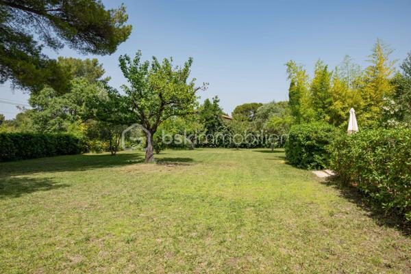 À seulement quelques minutes du centre du village d’Éguilles et à proximité immédiate d’Aix-en-Provence, cette propriété offre avant tout ce qui devient aujourd’hui particulièrement recherché : le calme, l’espace et un environnement naturel préservé.

Implantée sur un magnifique terrain arboré de plus de 4 200 m², entièrement clôturé avec arrosage automatique alimenté par le Canal de Provence, la maison bénéficie d’un cadre verdoyant, bucolique et sans nuisance.

UNE MAISON FAMILIALE PLEINE DE CHARME
La maison principale développe environ 143 m² habitables et propose une organisation fonctionnelle permettant une vie de plain-pied.
Elle se compose notamment :
d’un salon traversant lumineux de 27 m²,
d’une salle à manger avec cheminée ouverte de 29 m²,
d’une cuisine indépendante,
de trois chambres,
d’une salle d’eau,
puis à l’étage, d’une suite parentale lumineuse de 24 m² avec salle de bain privative et toilettes.

DES ESPACES ANNEXES AUX MULTIPLES POSSIBILITÉS
La propriété dispose également :
d’une première annexe de 20 m²,
d’une seconde annexe de 24 m², idéales pour accueillir famille et amis ou créer un espace de travail, de télétravail ou de loisirs,
d’un atelier de 16 m²,
ainsi que d’un abri voitures.
La surface utile totale avoisine ainsi les 185 m².

UNE MAISON À RÉINVENTER
Cette propriété possède une véritable âme et beaucoup de caractère.
Des travaux de rénovation importants seront à prévoir, mais le potentiel du lieu, son environnement exceptionnel et ses possibilités d’évolution en font une belle opportunité pour des acquéreurs en recherche d’un projet de vie à personnaliser.

Possibilités d’extension validées par l’urbanisme :
surélévation d’environ 40 m²,
ou extension au sol d’environ 30 m² attenants à la maison.

UN EXTÉRIEUR PRIVILÉGIÉ
Le terrain accueille :
une piscine 6 x 4 m,
plusieurs espaces de détente à l’ombre des arbres.
Un lieu paisible et inspirant, à seulement quelques minutes d’Aix-en-Provence.

UNE SITUATION IDÉALE
À 2 km du centre d’Éguilles et des commerces,
À proximité des bus scolaires et des lignes de ville,
À 10 minutes d’Aix-en-Provence,
À 20 minutes de la gare TGV,
À 30 minutes de l’aéroport.

UN BIEN RARE PAR SON ENVIRONNEMENT
Une propriété pleine de potentiel, idéale pour ceux qui souhaitent redonner vie à une maison de caractère dans un cadre naturel particulièrement recherché.
