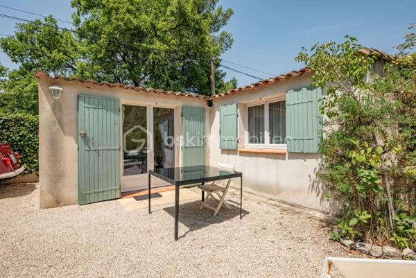 À seulement quelques minutes du centre du village d’Éguilles et à proximité immédiate d’Aix-en-Provence, cette propriété offre avant tout ce qui devient aujourd’hui particulièrement recherché : le calme, l’espace et un environnement naturel préservé.

Implantée sur un magnifique terrain arboré de plus de 4 200 m², entièrement clôturé avec arrosage automatique alimenté par le Canal de Provence, la maison bénéficie d’un cadre verdoyant, bucolique et sans nuisance.

UNE MAISON FAMILIALE PLEINE DE CHARME
La maison principale développe environ 143 m² habitables et propose une organisation fonctionnelle permettant une vie de plain-pied.
Elle se compose notamment :
d’un salon traversant lumineux de 27 m²,
d’une salle à manger avec cheminée ouverte de 29 m²,
d’une cuisine indépendante,
de trois chambres,
d’une salle d’eau,
puis à l’étage, d’une suite parentale lumineuse de 24 m² avec salle de bain privative et toilettes.

DES ESPACES ANNEXES AUX MULTIPLES POSSIBILITÉS
La propriété dispose également :
d’une première annexe de 20 m²,
d’une seconde annexe de 24 m², idéales pour accueillir famille et amis ou créer un espace de travail, de télétravail ou de loisirs,
d’un atelier de 16 m²,
ainsi que d’un abri voitures.
La surface utile totale avoisine ainsi les 185 m².

UNE MAISON À RÉINVENTER
Cette propriété possède une véritable âme et beaucoup de caractère.
Des travaux de rénovation importants seront à prévoir, mais le potentiel du lieu, son environnement exceptionnel et ses possibilités d’évolution en font une belle opportunité pour des acquéreurs en recherche d’un projet de vie à personnaliser.

Possibilités d’extension validées par l’urbanisme :
surélévation d’environ 40 m²,
ou extension au sol d’environ 30 m² attenants à la maison.

UN EXTÉRIEUR PRIVILÉGIÉ
Le terrain accueille :
une piscine 6 x 4 m,
plusieurs espaces de détente à l’ombre des arbres.
Un lieu paisible et inspirant, à seulement quelques minutes d’Aix-en-Provence.

UNE SITUATION IDÉALE
À 2 km du centre d’Éguilles et des commerces,
À proximité des bus scolaires et des lignes de ville,
À 10 minutes d’Aix-en-Provence,
À 20 minutes de la gare TGV,
À 30 minutes de l’aéroport.

UN BIEN RARE PAR SON ENVIRONNEMENT
Une propriété pleine de potentiel, idéale pour ceux qui souhaitent redonner vie à une maison de caractère dans un cadre naturel particulièrement recherché.