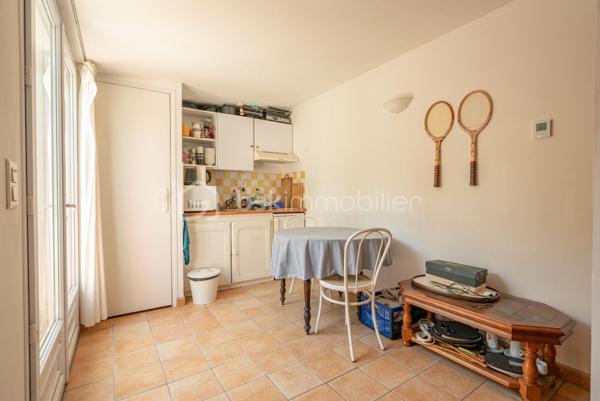 À seulement quelques minutes du centre du village d’Éguilles et à proximité immédiate d’Aix-en-Provence, cette propriété offre avant tout ce qui devient aujourd’hui particulièrement recherché : le calme, l’espace et un environnement naturel préservé.

Implantée sur un magnifique terrain arboré de plus de 4 200 m², entièrement clôturé avec arrosage automatique alimenté par le Canal de Provence, la maison bénéficie d’un cadre verdoyant, bucolique et sans nuisance.

UNE MAISON FAMILIALE PLEINE DE CHARME
La maison principale développe environ 143 m² habitables et propose une organisation fonctionnelle permettant une vie de plain-pied.
Elle se compose notamment :
d’un salon traversant lumineux de 27 m²,
d’une salle à manger avec cheminée ouverte de 29 m²,
d’une cuisine indépendante,
de trois chambres,
d’une salle d’eau,
puis à l’étage, d’une suite parentale lumineuse de 24 m² avec salle de bain privative et toilettes.

DES ESPACES ANNEXES AUX MULTIPLES POSSIBILITÉS
La propriété dispose également :
d’une première annexe de 20 m²,
d’une seconde annexe de 24 m², idéales pour accueillir famille et amis ou créer un espace de travail, de télétravail ou de loisirs,
d’un atelier de 16 m²,
ainsi que d’un abri voitures.
La surface utile totale avoisine ainsi les 185 m².

UNE MAISON À RÉINVENTER
Cette propriété possède une véritable âme et beaucoup de caractère.
Des travaux de rénovation importants seront à prévoir, mais le potentiel du lieu, son environnement exceptionnel et ses possibilités d’évolution en font une belle opportunité pour des acquéreurs en recherche d’un projet de vie à personnaliser.

Possibilités d’extension validées par l’urbanisme :
surélévation d’environ 40 m²,
ou extension au sol d’environ 30 m² attenants à la maison.

UN EXTÉRIEUR PRIVILÉGIÉ
Le terrain accueille :
une piscine 6 x 4 m,
plusieurs espaces de détente à l’ombre des arbres.
Un lieu paisible et inspirant, à seulement quelques minutes d’Aix-en-Provence.

UNE SITUATION IDÉALE
À 2 km du centre d’Éguilles et des commerces,
À proximité des bus scolaires et des lignes de ville,
À 10 minutes d’Aix-en-Provence,
À 20 minutes de la gare TGV,
À 30 minutes de l’aéroport.

UN BIEN RARE PAR SON ENVIRONNEMENT
Une propriété pleine de potentiel, idéale pour ceux qui souhaitent redonner vie à une maison de caractère dans un cadre naturel particulièrement recherché.