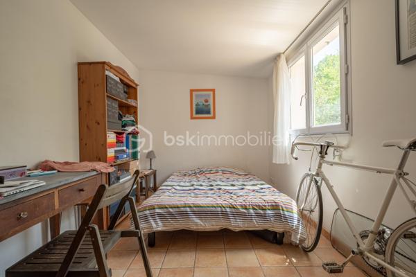 À seulement quelques minutes du centre du village d’Éguilles et à proximité immédiate d’Aix-en-Provence, cette propriété offre avant tout ce qui devient aujourd’hui particulièrement recherché : le calme, l’espace et un environnement naturel préservé.

Implantée sur un magnifique terrain arboré de plus de 4 200 m², entièrement clôturé avec arrosage automatique alimenté par le Canal de Provence, la maison bénéficie d’un cadre verdoyant, bucolique et sans nuisance.

UNE MAISON FAMILIALE PLEINE DE CHARME
La maison principale développe environ 143 m² habitables et propose une organisation fonctionnelle permettant une vie de plain-pied.
Elle se compose notamment :
d’un salon traversant lumineux de 27 m²,
d’une salle à manger avec cheminée ouverte de 29 m²,
d’une cuisine indépendante,
de trois chambres,
d’une salle d’eau,
puis à l’étage, d’une suite parentale lumineuse de 24 m² avec salle de bain privative et toilettes.

DES ESPACES ANNEXES AUX MULTIPLES POSSIBILITÉS
La propriété dispose également :
d’une première annexe de 20 m²,
d’une seconde annexe de 24 m², idéales pour accueillir famille et amis ou créer un espace de travail, de télétravail ou de loisirs,
d’un atelier de 16 m²,
ainsi que d’un abri voitures.
La surface utile totale avoisine ainsi les 185 m².

UNE MAISON À RÉINVENTER
Cette propriété possède une véritable âme et beaucoup de caractère.
Des travaux de rénovation importants seront à prévoir, mais le potentiel du lieu, son environnement exceptionnel et ses possibilités d’évolution en font une belle opportunité pour des acquéreurs en recherche d’un projet de vie à personnaliser.

Possibilités d’extension validées par l’urbanisme :
surélévation d’environ 40 m²,
ou extension au sol d’environ 30 m² attenants à la maison.

UN EXTÉRIEUR PRIVILÉGIÉ
Le terrain accueille :
une piscine 6 x 4 m,
plusieurs espaces de détente à l’ombre des arbres.
Un lieu paisible et inspirant, à seulement quelques minutes d’Aix-en-Provence.

UNE SITUATION IDÉALE
À 2 km du centre d’Éguilles et des commerces,
À proximité des bus scolaires et des lignes de ville,
À 10 minutes d’Aix-en-Provence,
À 20 minutes de la gare TGV,
À 30 minutes de l’aéroport.

UN BIEN RARE PAR SON ENVIRONNEMENT
Une propriété pleine de potentiel, idéale pour ceux qui souhaitent redonner vie à une maison de caractère dans un cadre naturel particulièrement recherché.