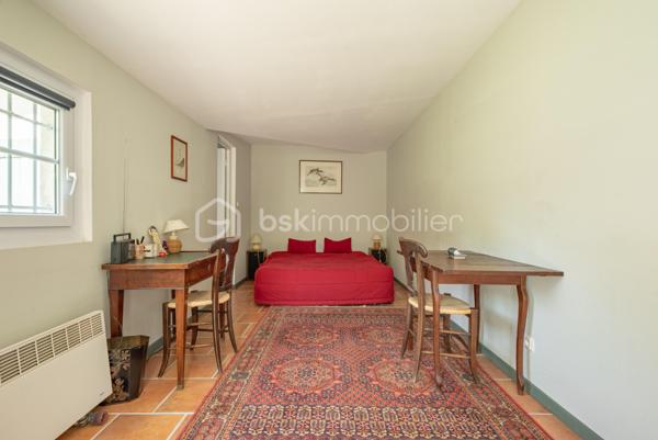 À seulement quelques minutes du centre du village d’Éguilles et à proximité immédiate d’Aix-en-Provence, cette propriété offre avant tout ce qui devient aujourd’hui particulièrement recherché : le calme, l’espace et un environnement naturel préservé.

Implantée sur un magnifique terrain arboré de plus de 4 200 m², entièrement clôturé avec arrosage automatique alimenté par le Canal de Provence, la maison bénéficie d’un cadre verdoyant, bucolique et sans nuisance.

UNE MAISON FAMILIALE PLEINE DE CHARME
La maison principale développe environ 143 m² habitables et propose une organisation fonctionnelle permettant une vie de plain-pied.
Elle se compose notamment :
d’un salon traversant lumineux de 27 m²,
d’une salle à manger avec cheminée ouverte de 29 m²,
d’une cuisine indépendante,
de trois chambres,
d’une salle d’eau,
puis à l’étage, d’une suite parentale lumineuse de 24 m² avec salle de bain privative et toilettes.

DES ESPACES ANNEXES AUX MULTIPLES POSSIBILITÉS
La propriété dispose également :
d’une première annexe de 20 m²,
d’une seconde annexe de 24 m², idéales pour accueillir famille et amis ou créer un espace de travail, de télétravail ou de loisirs,
d’un atelier de 16 m²,
ainsi que d’un abri voitures.
La surface utile totale avoisine ainsi les 185 m².

UNE MAISON À RÉINVENTER
Cette propriété possède une véritable âme et beaucoup de caractère.
Des travaux de rénovation importants seront à prévoir, mais le potentiel du lieu, son environnement exceptionnel et ses possibilités d’évolution en font une belle opportunité pour des acquéreurs en recherche d’un projet de vie à personnaliser.

Possibilités d’extension validées par l’urbanisme :
surélévation d’environ 40 m²,
ou extension au sol d’environ 30 m² attenants à la maison.

UN EXTÉRIEUR PRIVILÉGIÉ
Le terrain accueille :
une piscine 6 x 4 m,
plusieurs espaces de détente à l’ombre des arbres.
Un lieu paisible et inspirant, à seulement quelques minutes d’Aix-en-Provence.

UNE SITUATION IDÉALE
À 2 km du centre d’Éguilles et des commerces,
À proximité des bus scolaires et des lignes de ville,
À 10 minutes d’Aix-en-Provence,
À 20 minutes de la gare TGV,
À 30 minutes de l’aéroport.

UN BIEN RARE PAR SON ENVIRONNEMENT
Une propriété pleine de potentiel, idéale pour ceux qui souhaitent redonner vie à une maison de caractère dans un cadre naturel particulièrement recherché.