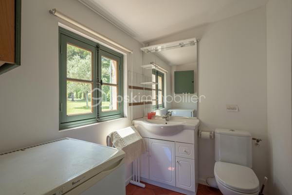 À seulement quelques minutes du centre du village d’Éguilles et à proximité immédiate d’Aix-en-Provence, cette propriété offre avant tout ce qui devient aujourd’hui particulièrement recherché : le calme, l’espace et un environnement naturel préservé.

Implantée sur un magnifique terrain arboré de plus de 4 200 m², entièrement clôturé avec arrosage automatique alimenté par le Canal de Provence, la maison bénéficie d’un cadre verdoyant, bucolique et sans nuisance.

UNE MAISON FAMILIALE PLEINE DE CHARME
La maison principale développe environ 143 m² habitables et propose une organisation fonctionnelle permettant une vie de plain-pied.
Elle se compose notamment :
d’un salon traversant lumineux de 27 m²,
d’une salle à manger avec cheminée ouverte de 29 m²,
d’une cuisine indépendante,
de trois chambres,
d’une salle d’eau,
puis à l’étage, d’une suite parentale lumineuse de 24 m² avec salle de bain privative et toilettes.

DES ESPACES ANNEXES AUX MULTIPLES POSSIBILITÉS
La propriété dispose également :
d’une première annexe de 20 m²,
d’une seconde annexe de 24 m², idéales pour accueillir famille et amis ou créer un espace de travail, de télétravail ou de loisirs,
d’un atelier de 16 m²,
ainsi que d’un abri voitures.
La surface utile totale avoisine ainsi les 185 m².

UNE MAISON À RÉINVENTER
Cette propriété possède une véritable âme et beaucoup de caractère.
Des travaux de rénovation importants seront à prévoir, mais le potentiel du lieu, son environnement exceptionnel et ses possibilités d’évolution en font une belle opportunité pour des acquéreurs en recherche d’un projet de vie à personnaliser.

Possibilités d’extension validées par l’urbanisme :
surélévation d’environ 40 m²,
ou extension au sol d’environ 30 m² attenants à la maison.

UN EXTÉRIEUR PRIVILÉGIÉ
Le terrain accueille :
une piscine 6 x 4 m,
plusieurs espaces de détente à l’ombre des arbres.
Un lieu paisible et inspirant, à seulement quelques minutes d’Aix-en-Provence.

UNE SITUATION IDÉALE
À 2 km du centre d’Éguilles et des commerces,
À proximité des bus scolaires et des lignes de ville,
À 10 minutes d’Aix-en-Provence,
À 20 minutes de la gare TGV,
À 30 minutes de l’aéroport.

UN BIEN RARE PAR SON ENVIRONNEMENT
Une propriété pleine de potentiel, idéale pour ceux qui souhaitent redonner vie à une maison de caractère dans un cadre naturel particulièrement recherché.