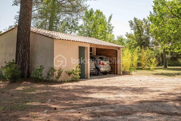 À seulement quelques minutes du centre du village d’Éguilles et à proximité immédiate d’Aix-en-Provence, cette propriété offre avant tout ce qui devient aujourd’hui particulièrement recherché : le calme, l’espace et un environnement naturel préservé.

Implantée sur un magnifique terrain arboré de plus de 4 200 m², entièrement clôturé avec arrosage automatique alimenté par le Canal de Provence, la maison bénéficie d’un cadre verdoyant, bucolique et sans nuisance.

UNE MAISON FAMILIALE PLEINE DE CHARME
La maison principale développe environ 143 m² habitables et propose une organisation fonctionnelle permettant une vie de plain-pied.
Elle se compose notamment :
d’un salon traversant lumineux de 27 m²,
d’une salle à manger avec cheminée ouverte de 29 m²,
d’une cuisine indépendante,
de trois chambres,
d’une salle d’eau,
puis à l’étage, d’une suite parentale lumineuse de 24 m² avec salle de bain privative et toilettes.

DES ESPACES ANNEXES AUX MULTIPLES POSSIBILITÉS
La propriété dispose également :
d’une première annexe de 20 m²,
d’une seconde annexe de 24 m², idéales pour accueillir famille et amis ou créer un espace de travail, de télétravail ou de loisirs,
d’un atelier de 16 m²,
ainsi que d’un abri voitures.
La surface utile totale avoisine ainsi les 185 m².

UNE MAISON À RÉINVENTER
Cette propriété possède une véritable âme et beaucoup de caractère.
Des travaux de rénovation importants seront à prévoir, mais le potentiel du lieu, son environnement exceptionnel et ses possibilités d’évolution en font une belle opportunité pour des acquéreurs en recherche d’un projet de vie à personnaliser.

Possibilités d’extension validées par l’urbanisme :
surélévation d’environ 40 m²,
ou extension au sol d’environ 30 m² attenants à la maison.

UN EXTÉRIEUR PRIVILÉGIÉ
Le terrain accueille :
une piscine 6 x 4 m,
plusieurs espaces de détente à l’ombre des arbres.
Un lieu paisible et inspirant, à seulement quelques minutes d’Aix-en-Provence.

UNE SITUATION IDÉALE
À 2 km du centre d’Éguilles et des commerces,
À proximité des bus scolaires et des lignes de ville,
À 10 minutes d’Aix-en-Provence,
À 20 minutes de la gare TGV,
À 30 minutes de l’aéroport.

UN BIEN RARE PAR SON ENVIRONNEMENT
Une propriété pleine de potentiel, idéale pour ceux qui souhaitent redonner vie à une maison de caractère dans un cadre naturel particulièrement recherché.