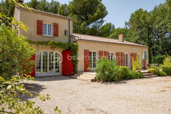 À seulement quelques minutes du centre du village d’Éguilles et à proximité immédiate d’Aix-en-Provence, cette propriété offre avant tout ce qui devient aujourd’hui particulièrement recherché : le calme, l’espace et un environnement naturel préservé.

Implantée sur un magnifique terrain arboré de plus de 4 200 m², entièrement clôturé avec arrosage automatique alimenté par le Canal de Provence, la maison bénéficie d’un cadre verdoyant, bucolique et sans nuisance.

UNE MAISON FAMILIALE PLEINE DE CHARME
La maison principale développe environ 143 m² habitables et propose une organisation fonctionnelle permettant une vie de plain-pied.
Elle se compose notamment :
d’un salon traversant lumineux de 27 m²,
d’une salle à manger avec cheminée ouverte de 29 m²,
d’une cuisine indépendante,
de trois chambres,
d’une salle d’eau,
puis à l’étage, d’une suite parentale lumineuse de 24 m² avec salle de bain privative et toilettes.

DES ESPACES ANNEXES AUX MULTIPLES POSSIBILITÉS
La propriété dispose également :
d’une première annexe de 20 m²,
d’une seconde annexe de 24 m², idéales pour accueillir famille et amis ou créer un espace de travail, de télétravail ou de loisirs,
d’un atelier de 16 m²,
ainsi que d’un abri voitures.
La surface utile totale avoisine ainsi les 185 m².

UNE MAISON À RÉINVENTER
Cette propriété possède une véritable âme et beaucoup de caractère.
Des travaux de rénovation importants seront à prévoir, mais le potentiel du lieu, son environnement exceptionnel et ses possibilités d’évolution en font une belle opportunité pour des acquéreurs en recherche d’un projet de vie à personnaliser.

Possibilités d’extension validées par l’urbanisme :
surélévation d’environ 40 m²,
ou extension au sol d’environ 30 m² attenants à la maison.

UN EXTÉRIEUR PRIVILÉGIÉ
Le terrain accueille :
une piscine 6 x 4 m,
plusieurs espaces de détente à l’ombre des arbres.
Un lieu paisible et inspirant, à seulement quelques minutes d’Aix-en-Provence.

UNE SITUATION IDÉALE
À 2 km du centre d’Éguilles et des commerces,
À proximité des bus scolaires et des lignes de ville,
À 10 minutes d’Aix-en-Provence,
À 20 minutes de la gare TGV,
À 30 minutes de l’aéroport.

UN BIEN RARE PAR SON ENVIRONNEMENT
Une propriété pleine de potentiel, idéale pour ceux qui souhaitent redonner vie à une maison de caractère dans un cadre naturel particulièrement recherché.
