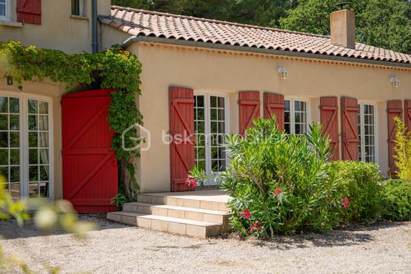 À seulement quelques minutes du centre du village d’Éguilles et à proximité immédiate d’Aix-en-Provence, cette propriété offre avant tout ce qui devient aujourd’hui particulièrement recherché : le calme, l’espace et un environnement naturel préservé.

Implantée sur un magnifique terrain arboré de plus de 4 200 m², entièrement clôturé avec arrosage automatique alimenté par le Canal de Provence, la maison bénéficie d’un cadre verdoyant, bucolique et sans nuisance.

UNE MAISON FAMILIALE PLEINE DE CHARME
La maison principale développe environ 143 m² habitables et propose une organisation fonctionnelle permettant une vie de plain-pied.
Elle se compose notamment :
d’un salon traversant lumineux de 27 m²,
d’une salle à manger avec cheminée ouverte de 29 m²,
d’une cuisine indépendante,
de trois chambres,
d’une salle d’eau,
puis à l’étage, d’une suite parentale lumineuse de 24 m² avec salle de bain privative et toilettes.

DES ESPACES ANNEXES AUX MULTIPLES POSSIBILITÉS
La propriété dispose également :
d’une première annexe de 20 m²,
d’une seconde annexe de 24 m², idéales pour accueillir famille et amis ou créer un espace de travail, de télétravail ou de loisirs,
d’un atelier de 16 m²,
ainsi que d’un abri voitures.
La surface utile totale avoisine ainsi les 185 m².

UNE MAISON À RÉINVENTER
Cette propriété possède une véritable âme et beaucoup de caractère.
Des travaux de rénovation importants seront à prévoir, mais le potentiel du lieu, son environnement exceptionnel et ses possibilités d’évolution en font une belle opportunité pour des acquéreurs en recherche d’un projet de vie à personnaliser.

Possibilités d’extension validées par l’urbanisme :
surélévation d’environ 40 m²,
ou extension au sol d’environ 30 m² attenants à la maison.

UN EXTÉRIEUR PRIVILÉGIÉ
Le terrain accueille :
une piscine 6 x 4 m,
plusieurs espaces de détente à l’ombre des arbres.
Un lieu paisible et inspirant, à seulement quelques minutes d’Aix-en-Provence.

UNE SITUATION IDÉALE
À 2 km du centre d’Éguilles et des commerces,
À proximité des bus scolaires et des lignes de ville,
À 10 minutes d’Aix-en-Provence,
À 20 minutes de la gare TGV,
À 30 minutes de l’aéroport.

UN BIEN RARE PAR SON ENVIRONNEMENT
Une propriété pleine de potentiel, idéale pour ceux qui souhaitent redonner vie à une maison de caractère dans un cadre naturel particulièrement recherché.