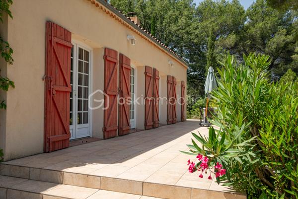 À seulement quelques minutes du centre du village d’Éguilles et à proximité immédiate d’Aix-en-Provence, cette propriété offre avant tout ce qui devient aujourd’hui particulièrement recherché : le calme, l’espace et un environnement naturel préservé.

Implantée sur un magnifique terrain arboré de plus de 4 200 m², entièrement clôturé avec arrosage automatique alimenté par le Canal de Provence, la maison bénéficie d’un cadre verdoyant, bucolique et sans nuisance.

UNE MAISON FAMILIALE PLEINE DE CHARME
La maison principale développe environ 143 m² habitables et propose une organisation fonctionnelle permettant une vie de plain-pied.
Elle se compose notamment :
d’un salon traversant lumineux de 27 m²,
d’une salle à manger avec cheminée ouverte de 29 m²,
d’une cuisine indépendante,
de trois chambres,
d’une salle d’eau,
puis à l’étage, d’une suite parentale lumineuse de 24 m² avec salle de bain privative et toilettes.

DES ESPACES ANNEXES AUX MULTIPLES POSSIBILITÉS
La propriété dispose également :
d’une première annexe de 20 m²,
d’une seconde annexe de 24 m², idéales pour accueillir famille et amis ou créer un espace de travail, de télétravail ou de loisirs,
d’un atelier de 16 m²,
ainsi que d’un abri voitures.
La surface utile totale avoisine ainsi les 185 m².

UNE MAISON À RÉINVENTER
Cette propriété possède une véritable âme et beaucoup de caractère.
Des travaux de rénovation importants seront à prévoir, mais le potentiel du lieu, son environnement exceptionnel et ses possibilités d’évolution en font une belle opportunité pour des acquéreurs en recherche d’un projet de vie à personnaliser.

Possibilités d’extension validées par l’urbanisme :
surélévation d’environ 40 m²,
ou extension au sol d’environ 30 m² attenants à la maison.

UN EXTÉRIEUR PRIVILÉGIÉ
Le terrain accueille :
une piscine 6 x 4 m,
plusieurs espaces de détente à l’ombre des arbres.
Un lieu paisible et inspirant, à seulement quelques minutes d’Aix-en-Provence.

UNE SITUATION IDÉALE
À 2 km du centre d’Éguilles et des commerces,
À proximité des bus scolaires et des lignes de ville,
À 10 minutes d’Aix-en-Provence,
À 20 minutes de la gare TGV,
À 30 minutes de l’aéroport.

UN BIEN RARE PAR SON ENVIRONNEMENT
Une propriété pleine de potentiel, idéale pour ceux qui souhaitent redonner vie à une maison de caractère dans un cadre naturel particulièrement recherché.