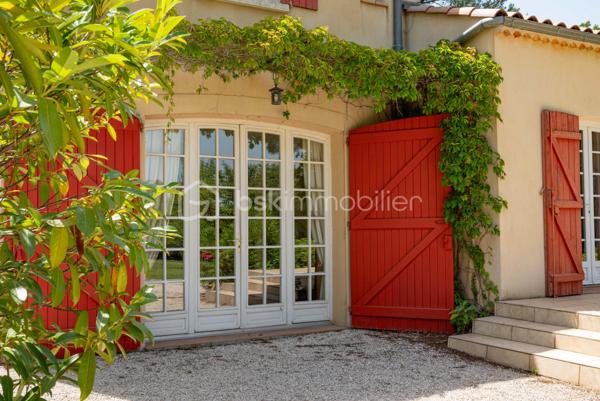 À seulement quelques minutes du centre du village d’Éguilles et à proximité immédiate d’Aix-en-Provence, cette propriété offre avant tout ce qui devient aujourd’hui particulièrement recherché : le calme, l’espace et un environnement naturel préservé.

Implantée sur un magnifique terrain arboré de plus de 4 200 m², entièrement clôturé avec arrosage automatique alimenté par le Canal de Provence, la maison bénéficie d’un cadre verdoyant, bucolique et sans nuisance.

UNE MAISON FAMILIALE PLEINE DE CHARME
La maison principale développe environ 143 m² habitables et propose une organisation fonctionnelle permettant une vie de plain-pied.
Elle se compose notamment :
d’un salon traversant lumineux de 27 m²,
d’une salle à manger avec cheminée ouverte de 29 m²,
d’une cuisine indépendante,
de trois chambres,
d’une salle d’eau,
puis à l’étage, d’une suite parentale lumineuse de 24 m² avec salle de bain privative et toilettes.

DES ESPACES ANNEXES AUX MULTIPLES POSSIBILITÉS
La propriété dispose également :
d’une première annexe de 20 m²,
d’une seconde annexe de 24 m², idéales pour accueillir famille et amis ou créer un espace de travail, de télétravail ou de loisirs,
d’un atelier de 16 m²,
ainsi que d’un abri voitures.
La surface utile totale avoisine ainsi les 185 m².

UNE MAISON À RÉINVENTER
Cette propriété possède une véritable âme et beaucoup de caractère.
Des travaux de rénovation importants seront à prévoir, mais le potentiel du lieu, son environnement exceptionnel et ses possibilités d’évolution en font une belle opportunité pour des acquéreurs en recherche d’un projet de vie à personnaliser.

Possibilités d’extension validées par l’urbanisme :
surélévation d’environ 40 m²,
ou extension au sol d’environ 30 m² attenants à la maison.

UN EXTÉRIEUR PRIVILÉGIÉ
Le terrain accueille :
une piscine 6 x 4 m,
plusieurs espaces de détente à l’ombre des arbres.
Un lieu paisible et inspirant, à seulement quelques minutes d’Aix-en-Provence.

UNE SITUATION IDÉALE
À 2 km du centre d’Éguilles et des commerces,
À proximité des bus scolaires et des lignes de ville,
À 10 minutes d’Aix-en-Provence,
À 20 minutes de la gare TGV,
À 30 minutes de l’aéroport.

UN BIEN RARE PAR SON ENVIRONNEMENT
Une propriété pleine de potentiel, idéale pour ceux qui souhaitent redonner vie à une maison de caractère dans un cadre naturel particulièrement recherché.