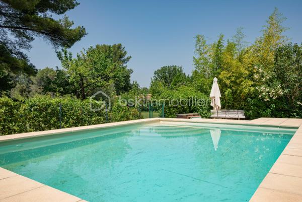 À seulement quelques minutes du centre du village d’Éguilles et à proximité immédiate d’Aix-en-Provence, cette propriété offre avant tout ce qui devient aujourd’hui particulièrement recherché : le calme, l’espace et un environnement naturel préservé.

Implantée sur un magnifique terrain arboré de plus de 4 200 m², entièrement clôturé avec arrosage automatique alimenté par le Canal de Provence, la maison bénéficie d’un cadre verdoyant, bucolique et sans nuisance.

UNE MAISON FAMILIALE PLEINE DE CHARME
La maison principale développe environ 143 m² habitables et propose une organisation fonctionnelle permettant une vie de plain-pied.
Elle se compose notamment :
d’un salon traversant lumineux de 27 m²,
d’une salle à manger avec cheminée ouverte de 29 m²,
d’une cuisine indépendante,
de trois chambres,
d’une salle d’eau,
puis à l’étage, d’une suite parentale lumineuse de 24 m² avec salle de bain privative et toilettes.

DES ESPACES ANNEXES AUX MULTIPLES POSSIBILITÉS
La propriété dispose également :
d’une première annexe de 20 m²,
d’une seconde annexe de 24 m², idéales pour accueillir famille et amis ou créer un espace de travail, de télétravail ou de loisirs,
d’un atelier de 16 m²,
ainsi que d’un abri voitures.
La surface utile totale avoisine ainsi les 185 m².

UNE MAISON À RÉINVENTER
Cette propriété possède une véritable âme et beaucoup de caractère.
Des travaux de rénovation importants seront à prévoir, mais le potentiel du lieu, son environnement exceptionnel et ses possibilités d’évolution en font une belle opportunité pour des acquéreurs en recherche d’un projet de vie à personnaliser.

Possibilités d’extension validées par l’urbanisme :
surélévation d’environ 40 m²,
ou extension au sol d’environ 30 m² attenants à la maison.

UN EXTÉRIEUR PRIVILÉGIÉ
Le terrain accueille :
une piscine 6 x 4 m,
plusieurs espaces de détente à l’ombre des arbres.
Un lieu paisible et inspirant, à seulement quelques minutes d’Aix-en-Provence.

UNE SITUATION IDÉALE
À 2 km du centre d’Éguilles et des commerces,
À proximité des bus scolaires et des lignes de ville,
À 10 minutes d’Aix-en-Provence,
À 20 minutes de la gare TGV,
À 30 minutes de l’aéroport.

UN BIEN RARE PAR SON ENVIRONNEMENT
Une propriété pleine de potentiel, idéale pour ceux qui souhaitent redonner vie à une maison de caractère dans un cadre naturel particulièrement recherché.