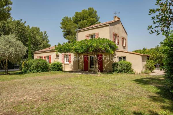 À seulement quelques minutes du centre du village d’Éguilles et à proximité immédiate d’Aix-en-Provence, cette propriété offre avant tout ce qui devient aujourd’hui particulièrement recherché : le calme, l’espace et un environnement naturel préservé.

Implantée sur un magnifique terrain arboré de plus de 4 200 m², entièrement clôturé avec arrosage automatique alimenté par le Canal de Provence, la maison bénéficie d’un cadre verdoyant, bucolique et sans nuisance.

UNE MAISON FAMILIALE PLEINE DE CHARME
La maison principale développe environ 143 m² habitables et propose une organisation fonctionnelle permettant une vie de plain-pied.
Elle se compose notamment :
d’un salon traversant lumineux de 27 m²,
d’une salle à manger avec cheminée ouverte de 29 m²,
d’une cuisine indépendante,
de trois chambres,
d’une salle d’eau,
puis à l’étage, d’une suite parentale lumineuse de 24 m² avec salle de bain privative et toilettes.

DES ESPACES ANNEXES AUX MULTIPLES POSSIBILITÉS
La propriété dispose également :
d’une première annexe de 20 m²,
d’une seconde annexe de 24 m², idéales pour accueillir famille et amis ou créer un espace de travail, de télétravail ou de loisirs,
d’un atelier de 16 m²,
ainsi que d’un abri voitures.
La surface utile totale avoisine ainsi les 185 m².

UNE MAISON À RÉINVENTER
Cette propriété possède une véritable âme et beaucoup de caractère.
Des travaux de rénovation importants seront à prévoir, mais le potentiel du lieu, son environnement exceptionnel et ses possibilités d’évolution en font une belle opportunité pour des acquéreurs en recherche d’un projet de vie à personnaliser.

Possibilités d’extension validées par l’urbanisme :
surélévation d’environ 40 m²,
ou extension au sol d’environ 30 m² attenants à la maison.

UN EXTÉRIEUR PRIVILÉGIÉ
Le terrain accueille :
une piscine 6 x 4 m,
plusieurs espaces de détente à l’ombre des arbres.
Un lieu paisible et inspirant, à seulement quelques minutes d’Aix-en-Provence.

UNE SITUATION IDÉALE
À 2 km du centre d’Éguilles et des commerces,
À proximité des bus scolaires et des lignes de ville,
À 10 minutes d’Aix-en-Provence,
À 20 minutes de la gare TGV,
À 30 minutes de l’aéroport.

UN BIEN RARE PAR SON ENVIRONNEMENT
Une propriété pleine de potentiel, idéale pour ceux qui souhaitent redonner vie à une maison de caractère dans un cadre naturel particulièrement recherché.