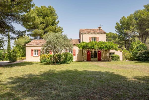 À seulement quelques minutes du centre du village d’Éguilles et à proximité immédiate d’Aix-en-Provence, cette propriété offre avant tout ce qui devient aujourd’hui particulièrement recherché : le calme, l’espace et un environnement naturel préservé.

Implantée sur un magnifique terrain arboré de plus de 4 200 m², entièrement clôturé avec arrosage automatique alimenté par le Canal de Provence, la maison bénéficie d’un cadre verdoyant, bucolique et sans nuisance.

UNE MAISON FAMILIALE PLEINE DE CHARME
La maison principale développe environ 143 m² habitables et propose une organisation fonctionnelle permettant une vie de plain-pied.
Elle se compose notamment :
d’un salon traversant lumineux de 27 m²,
d’une salle à manger avec cheminée ouverte de 29 m²,
d’une cuisine indépendante,
de trois chambres,
d’une salle d’eau,
puis à l’étage, d’une suite parentale lumineuse de 24 m² avec salle de bain privative et toilettes.

DES ESPACES ANNEXES AUX MULTIPLES POSSIBILITÉS
La propriété dispose également :
d’une première annexe de 20 m²,
d’une seconde annexe de 24 m², idéales pour accueillir famille et amis ou créer un espace de travail, de télétravail ou de loisirs,
d’un atelier de 16 m²,
ainsi que d’un abri voitures.
La surface utile totale avoisine ainsi les 185 m².

UNE MAISON À RÉINVENTER
Cette propriété possède une véritable âme et beaucoup de caractère.
Des travaux de rénovation importants seront à prévoir, mais le potentiel du lieu, son environnement exceptionnel et ses possibilités d’évolution en font une belle opportunité pour des acquéreurs en recherche d’un projet de vie à personnaliser.

Possibilités d’extension validées par l’urbanisme :
surélévation d’environ 40 m²,
ou extension au sol d’environ 30 m² attenants à la maison.

UN EXTÉRIEUR PRIVILÉGIÉ
Le terrain accueille :
une piscine 6 x 4 m,
plusieurs espaces de détente à l’ombre des arbres.
Un lieu paisible et inspirant, à seulement quelques minutes d’Aix-en-Provence.

UNE SITUATION IDÉALE
À 2 km du centre d’Éguilles et des commerces,
À proximité des bus scolaires et des lignes de ville,
À 10 minutes d’Aix-en-Provence,
À 20 minutes de la gare TGV,
À 30 minutes de l’aéroport.

UN BIEN RARE PAR SON ENVIRONNEMENT
Une propriété pleine de potentiel, idéale pour ceux qui souhaitent redonner vie à une maison de caractère dans un cadre naturel particulièrement recherché.