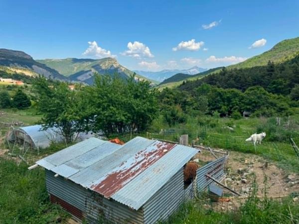 Propriété en pierres avec 2 maisons et 3 hectares de terrain – La Piarre (05)