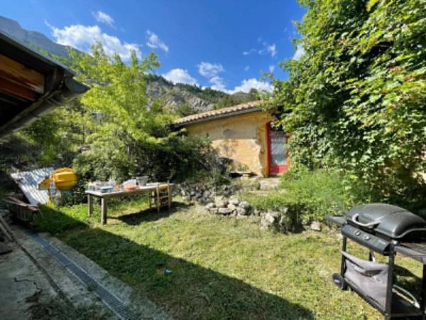 Propriété en pierres avec 2 maisons et 3 hectares de terrain – La Piarre (05)