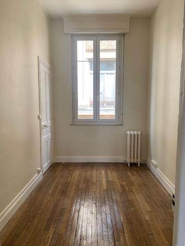 A LOUER appartement  plein centre ville de Saint Quentin 4 pièce(s) 140 m2