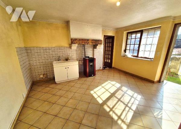 A Cunfin, village au coeur des forêts, proche de la sortie d'Autoroute A5 de Ville Sous La Fert...