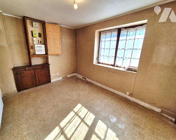 A Cunfin, village au coeur des forêts, proche de la sortie d'Autoroute A5 de Ville Sous La Fert...