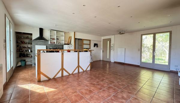 A vendre Agréable maison de plain-pied avec sous-sol semi-enterré dans un environnement calme