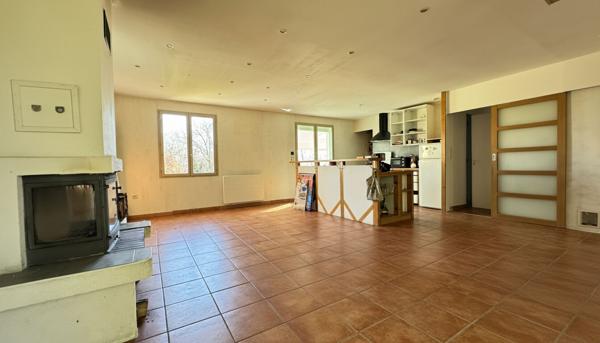 A vendre Agréable maison de plain-pied avec sous-sol semi-enterré dans un environnement calme