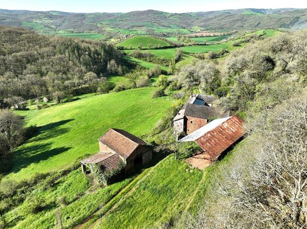 Mas de 170m2 + annexes à restaurer sur 9610m2