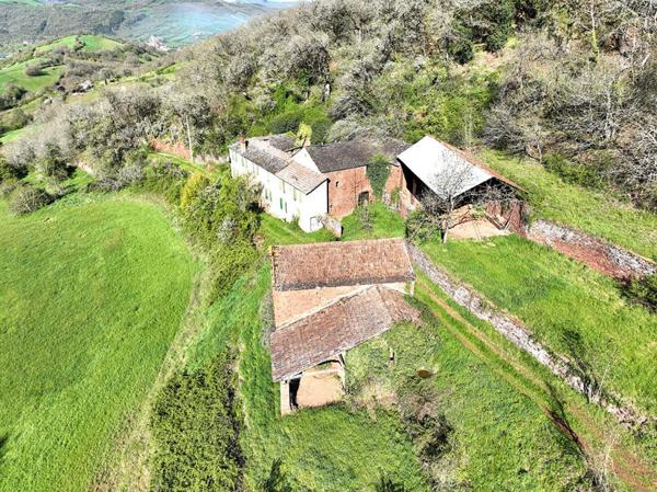 Mas de 170m2 + annexes à restaurer sur 9610m2