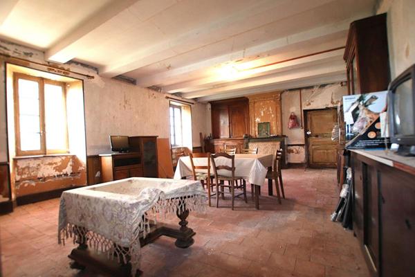 Mas de 170m2 + annexes à restaurer sur 9610m2