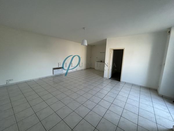 ST PIERRE MONTLIMART - Appartement 1 chambre et un bureau